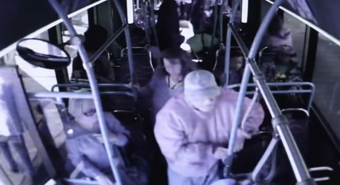 VIDEO: Anciano fallece tras ser empujado por una mujer desde un autobús