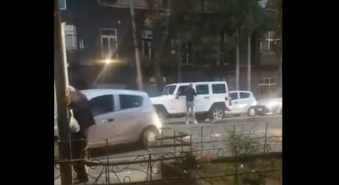 VIDEO: Captan asalto a automovilista; patrulla se encontraba a pocos metros
