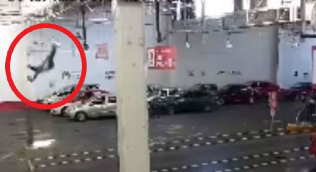 VIDEO: Empleado se da golpazo tras caer desde el techo de un verificentro