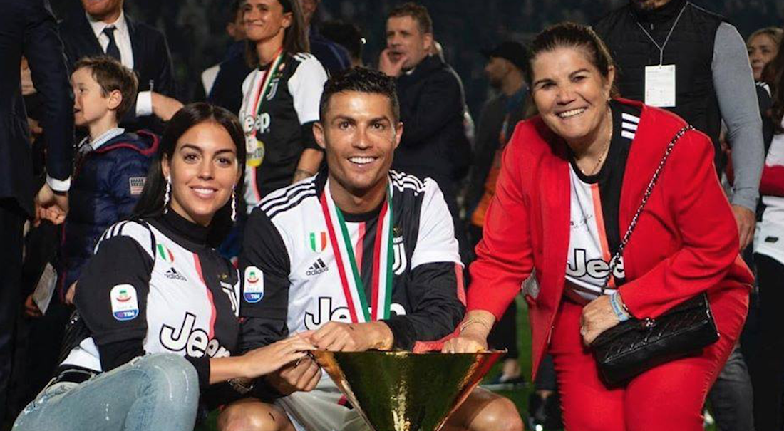 VIDEO: Cristiano Ronaldo le pega a su hijo y novia con trofeo