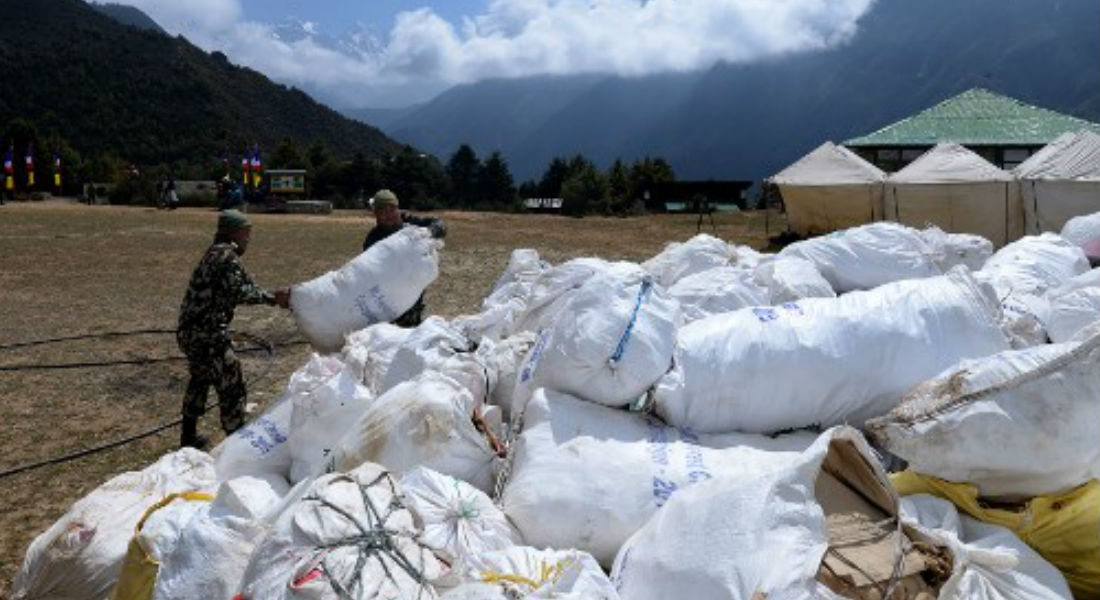 Recuperan cuatro cuerpos y recolectan diez toneladas de basura en el Everest