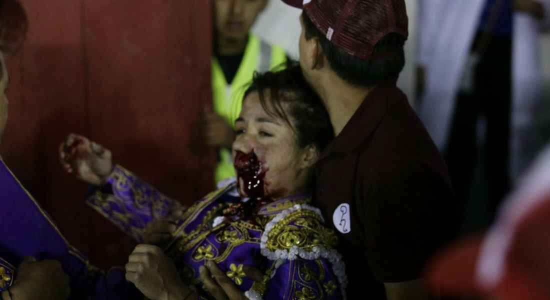 VIDEO: Toro destroza mandíbula a matadora Hilda Tenorio