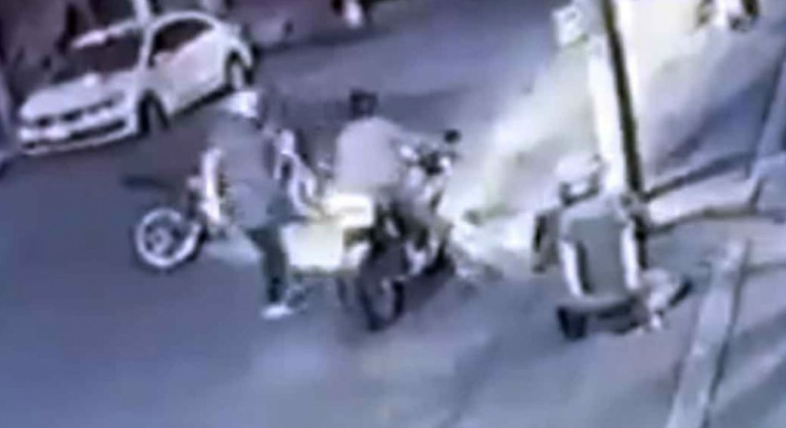 VIDEO: Rateros hincan a su víctima para robarle una moto