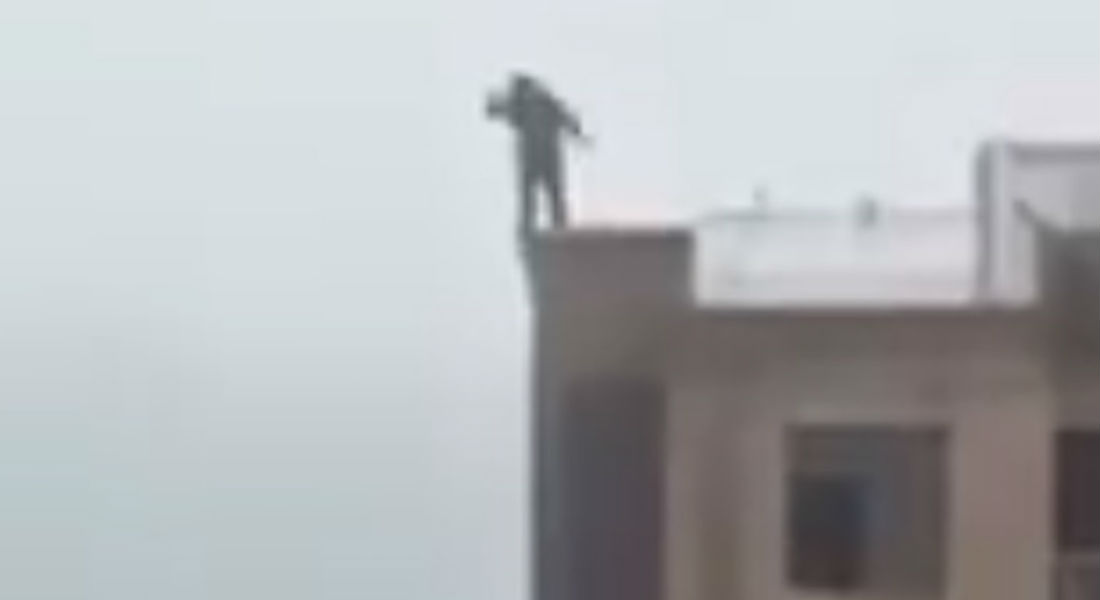 VIDEO: Hombre cayó de un edificio en Bombay por querer tomarse una selfie