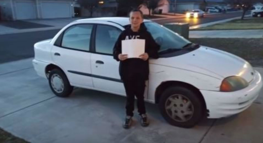 Niño de 13 años vende su Xbox y trabaja para regalarle un auto a su mamá
