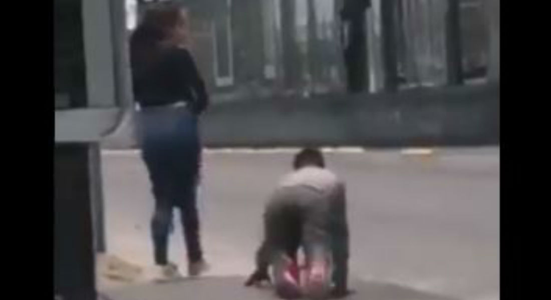 Para perdonar infidelidad, novia pone a gatear a su pareja en plena calle