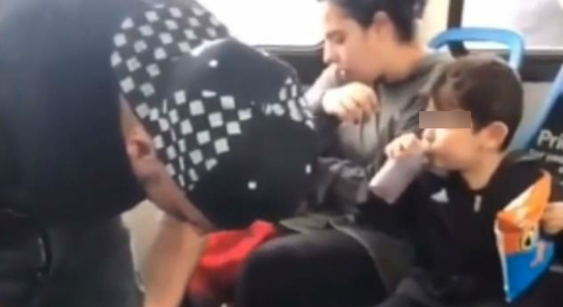 VIDEO: Un niño intenta despertar a sus padres drogados en autobús de EUA