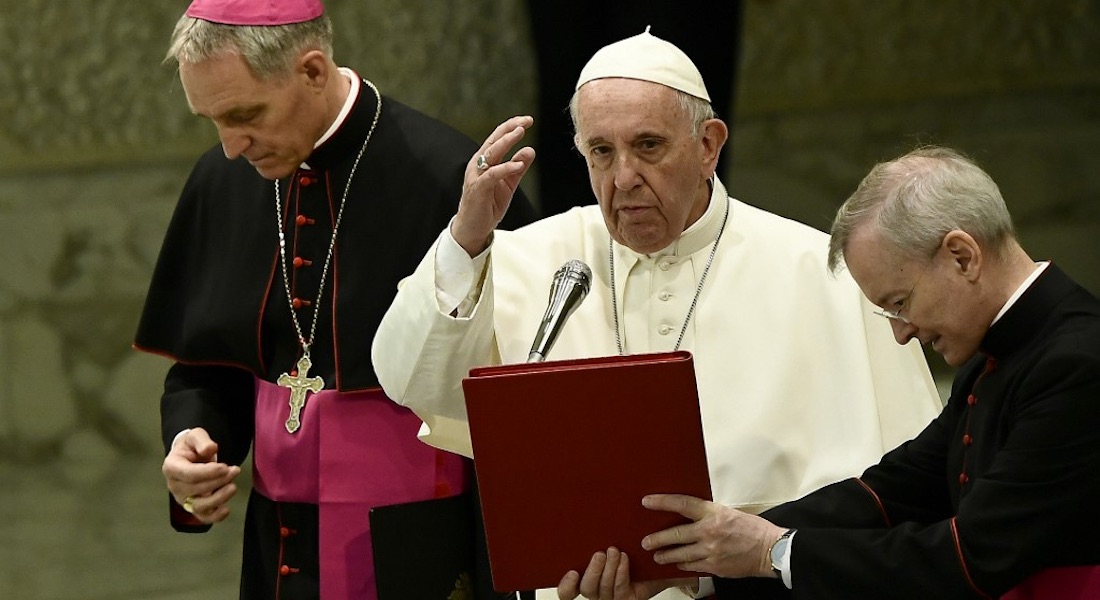 Papa Francisco insiste en que el aborto es igual a contratar a un sicario