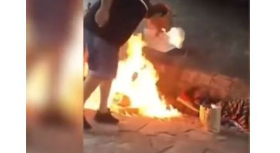 VIDEO: Hombre prende fuego a indigente que dormía en la calle