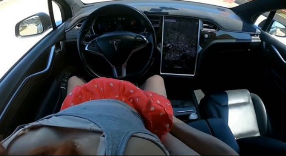 Graba video porno en auto Tesla; las ventajas del piloto automático