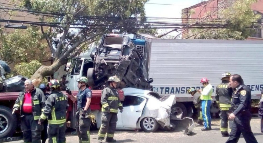 VIDEO: Momento exacto en que tráiler embiste quince autos en Santa Fe