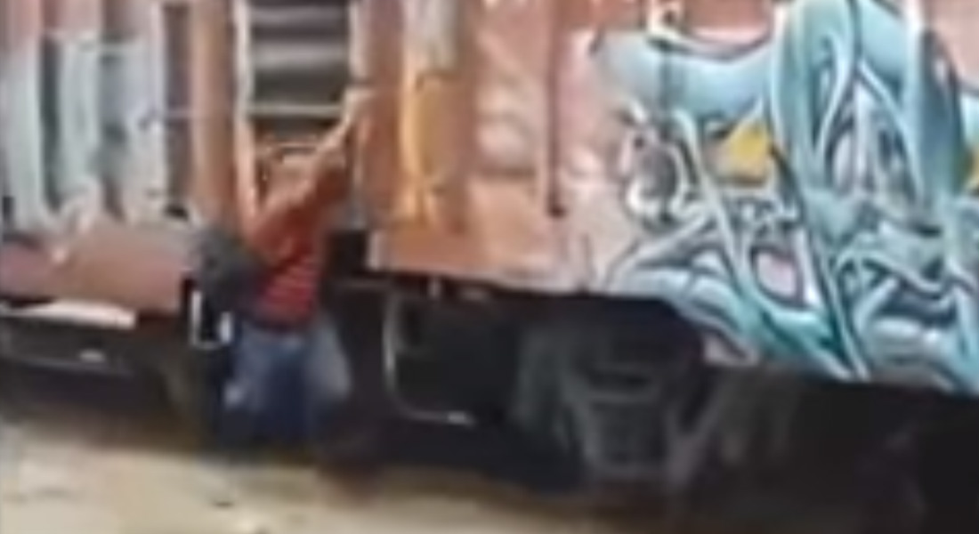 VIDEO: Migrante pierde el pie al intentar subir a La Bestia