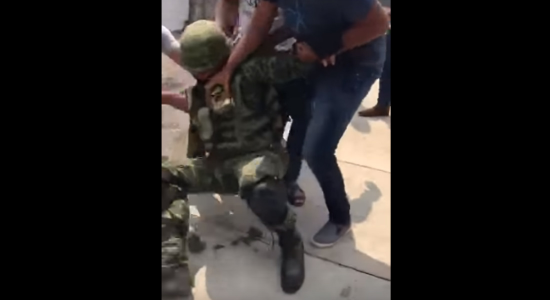 VIDEO: Pobladores someten, desarman y golpean a militares en Michoacán