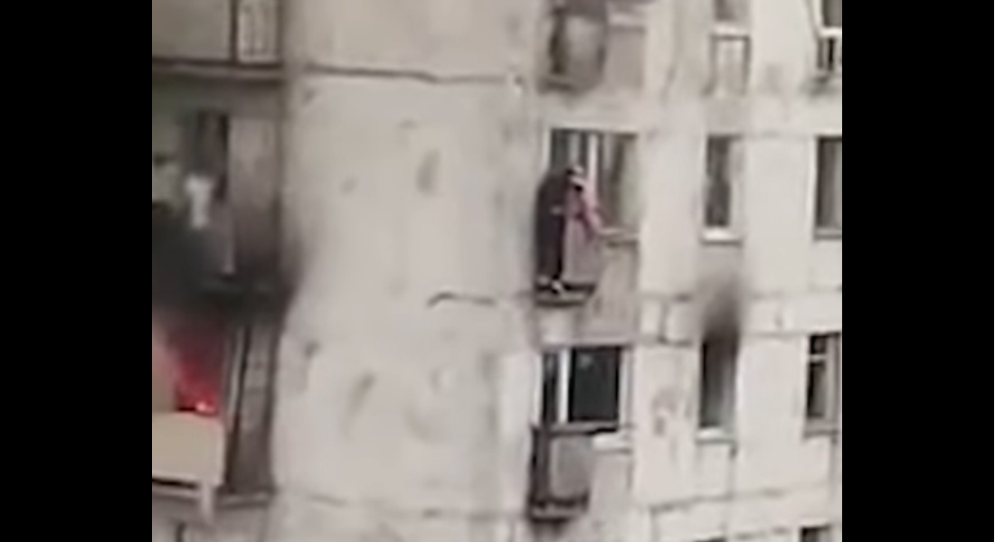VIDEO: Héroe rescata a dos niñas de incendio en edificio