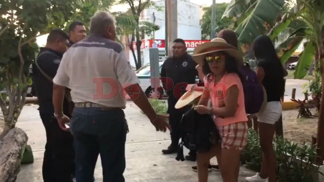 VIDEO: Taxista se aprovecha de turistas y les quiere cobrar «una millonada»