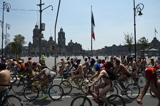 ciclistas desnudos