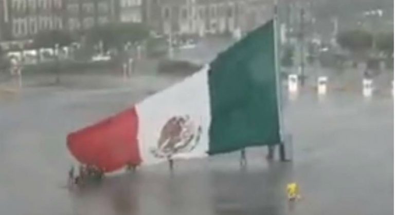 bajar bandera del Zócalo