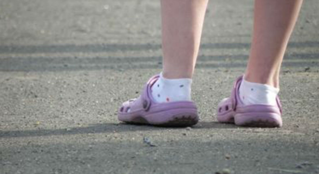 La nueva moda de sandalias con calcetines invade a Millennials del mundo
