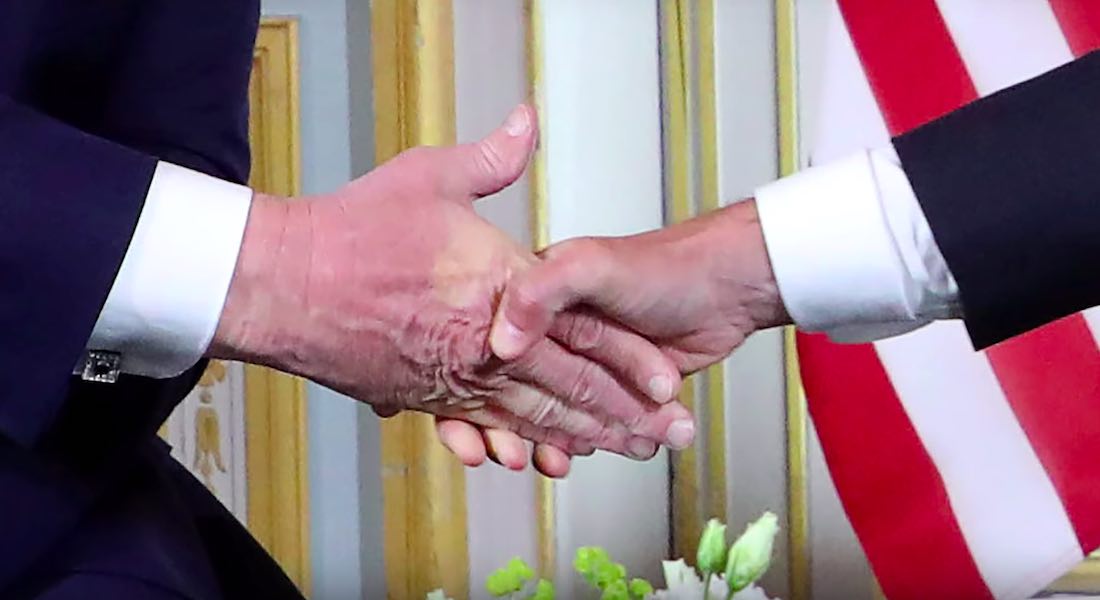 VIDEO: Macron da un apretón de manos tan fuerte que le deja marcas a Trump