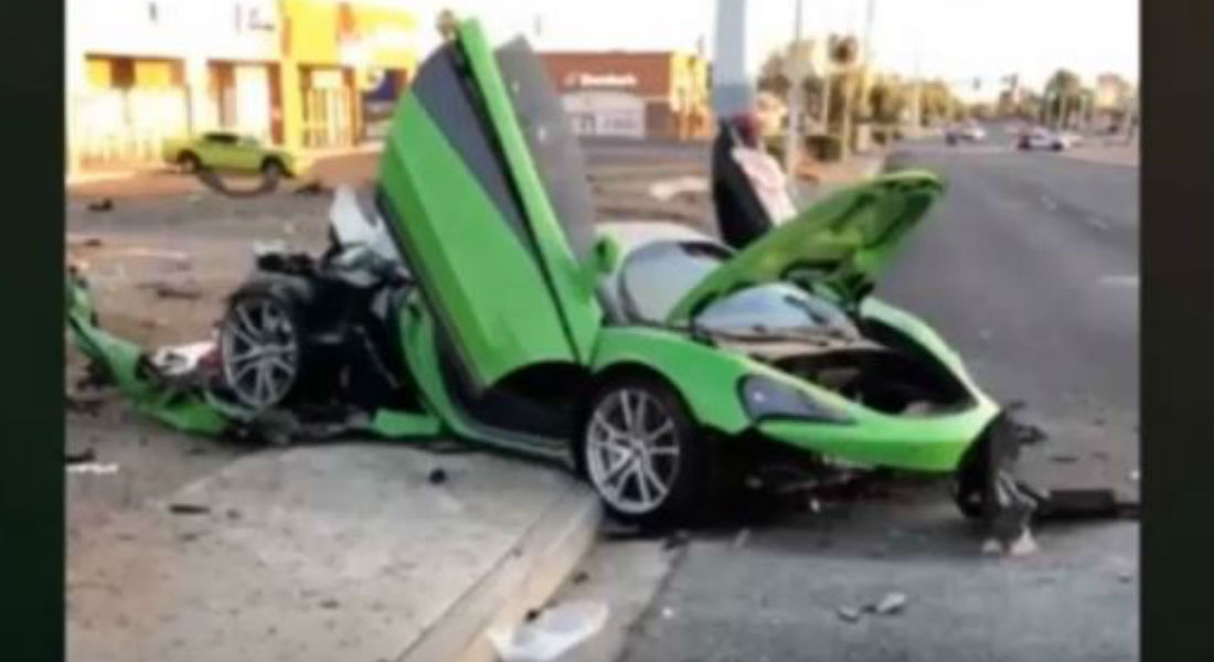 VIDEO: Auto de lujo se estrella con coche estacionado en Las Vegas
