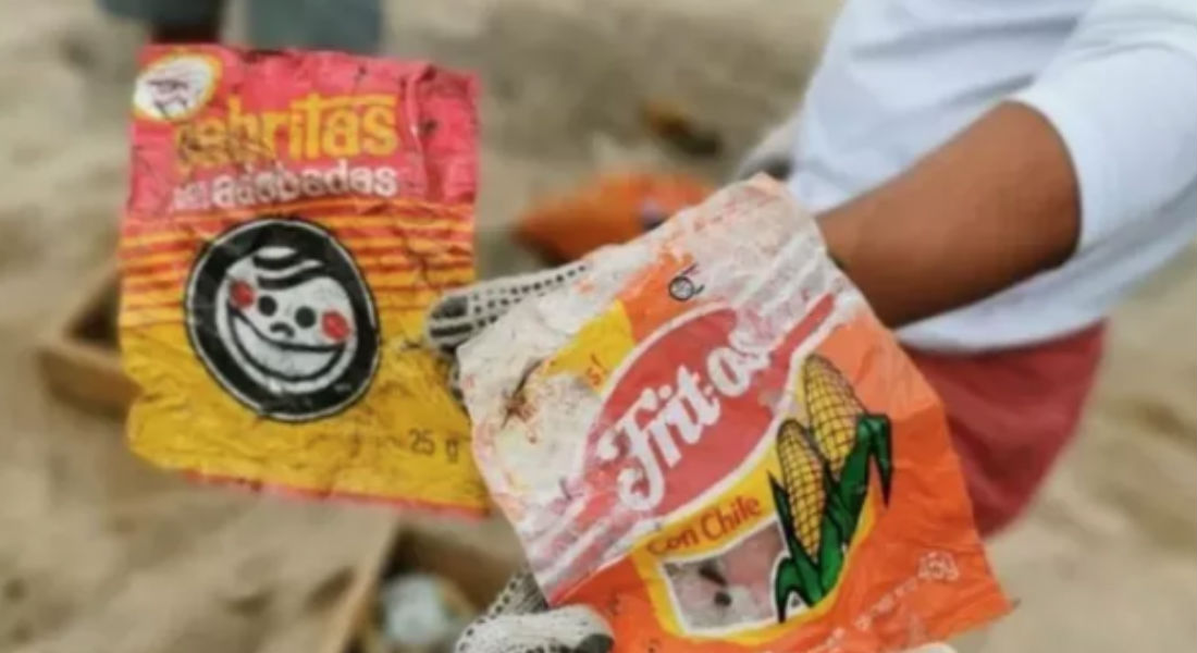 Encuentran envolturas de hace décadas entre basura de una playa en Mazatlán