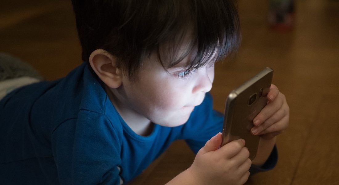 A sus dos años, bebé pierde la vista por jugar con el celular día y noche