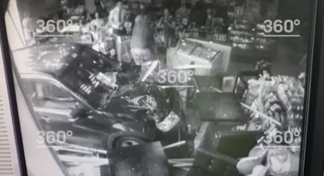 VIDEO: Se estampa contra tienda y atropella a un niño que sobrevive de milagro