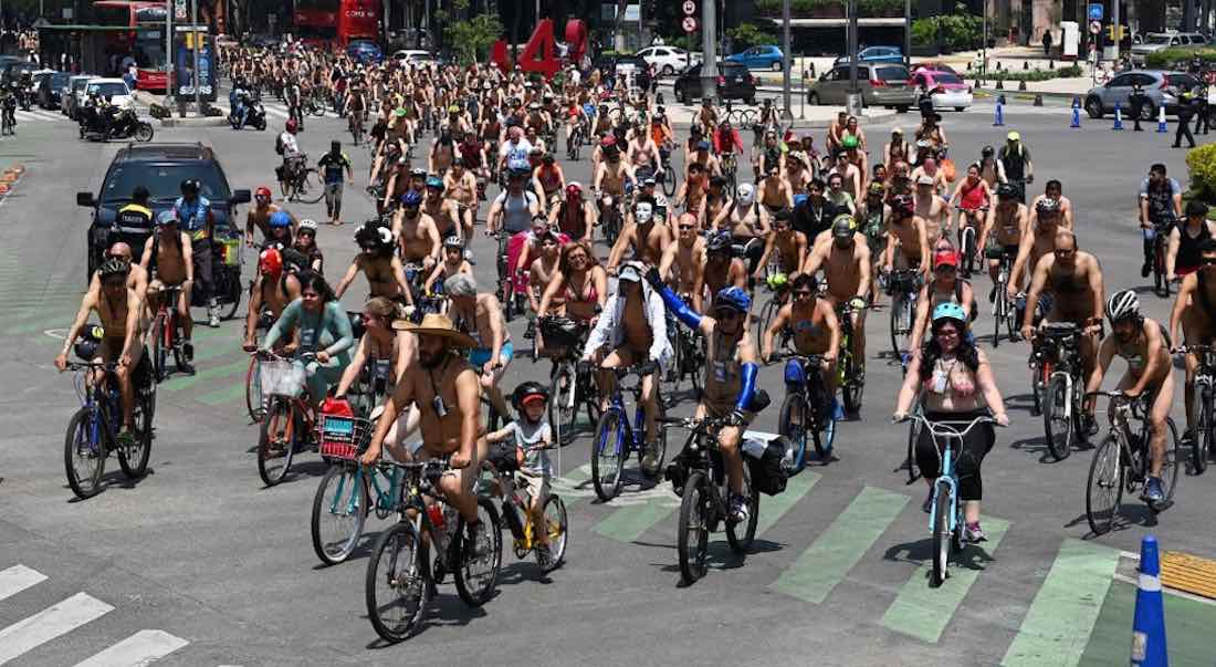 Ciclistas desnudos toman la CDMX para concientizar por el uso del automóvil