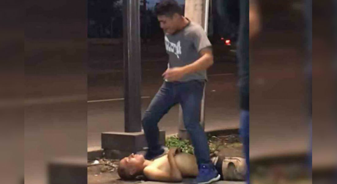 VIDEO: Gandalla golpea y roba a hombre en situación de calle