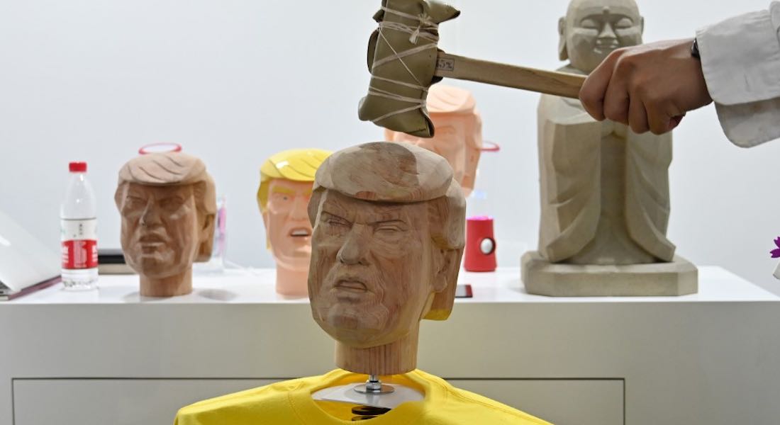 VIDEO: Golpear la cabeza de Trump, el remedio antiestrés de Shanghái