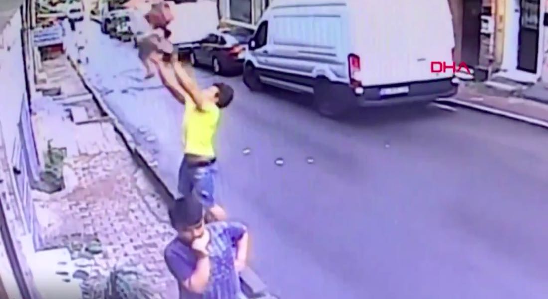 VIDEO: Héroe sin capa cacha a niña que cae de edificio