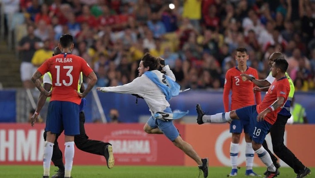 VIDEO: Uruguay le gana a Chile y Jara derriba a un espontáneo en la cancha
