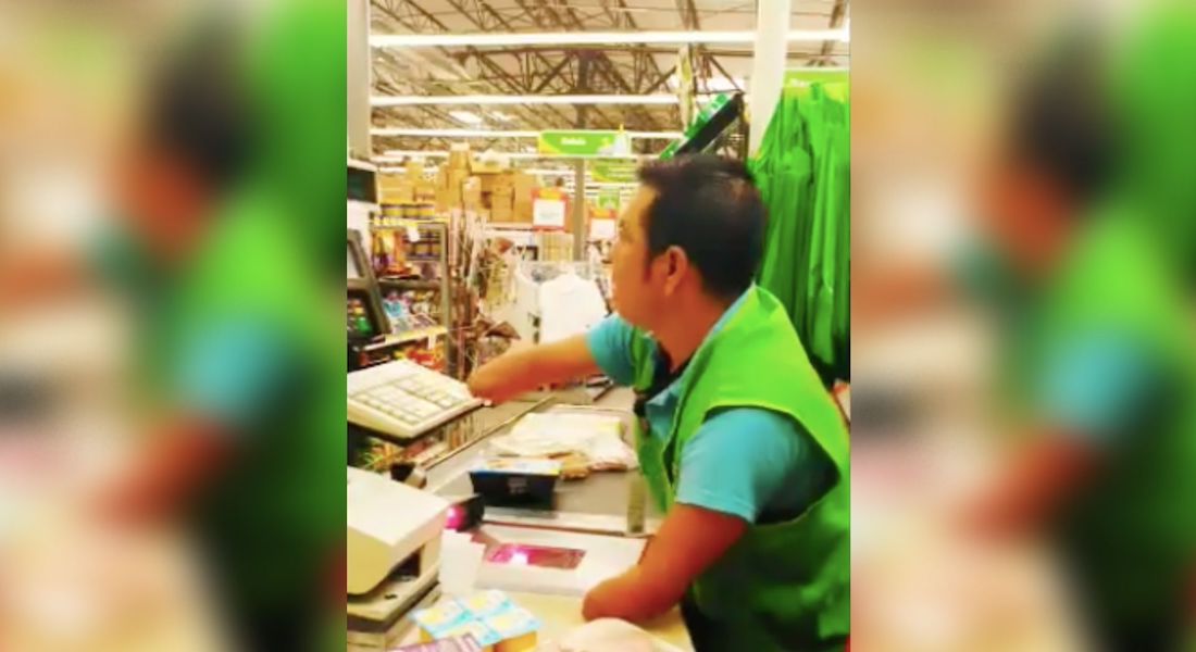 Joven conmueve a redes: trabaja sin manos como cajero en un supermercado