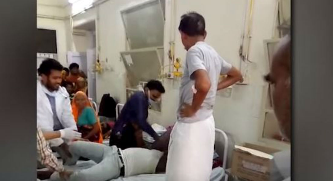 VIDEO: Provoca indignación médico que golpea a paciente recostado en camilla