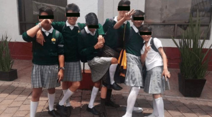 FOTOS: Niños de secundaria quieren su uniforme neutro y van de falda a la escuela