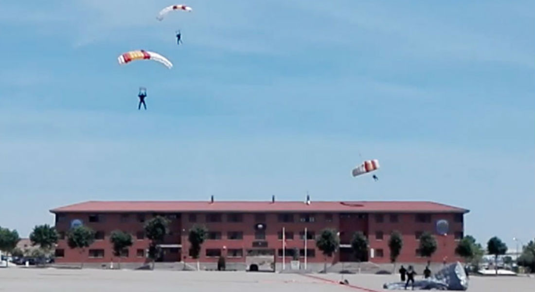 VIDEO: Paracaidista se estrella y cae desde un techo durante exhibición en España