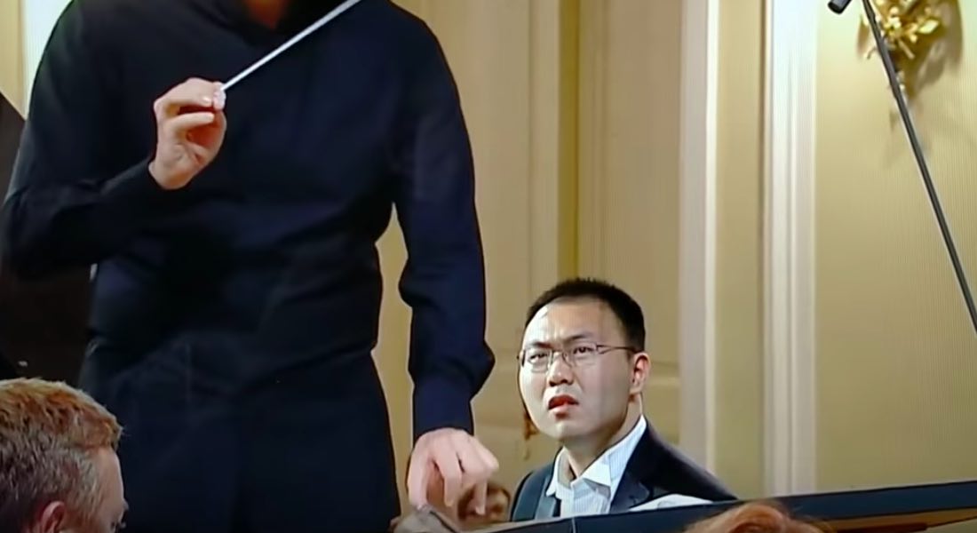 VIDEO: Pianista con partitura equivocada debe improvisar en pleno concurso
