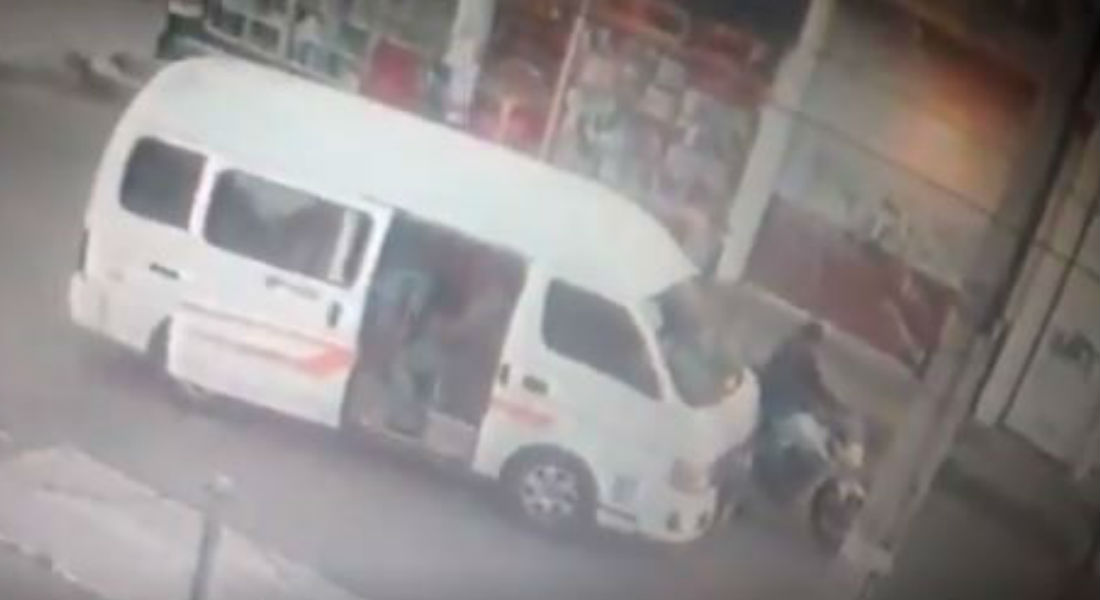 VIDEO: Ratas en motoneta interceptan una combi y asaltan a pasajeros