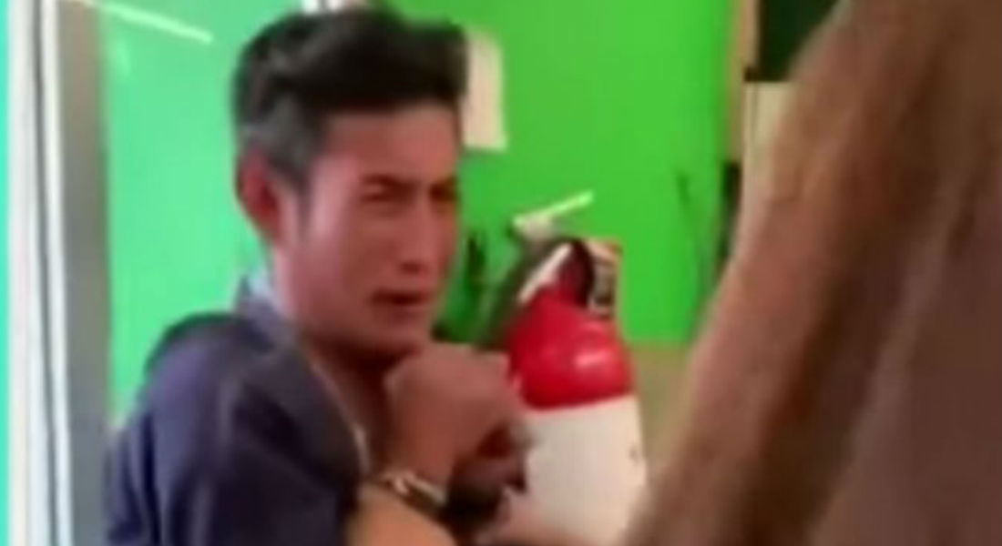 VIDEO: Se roba un shampoo y cuando lo cachan se pone a llorar