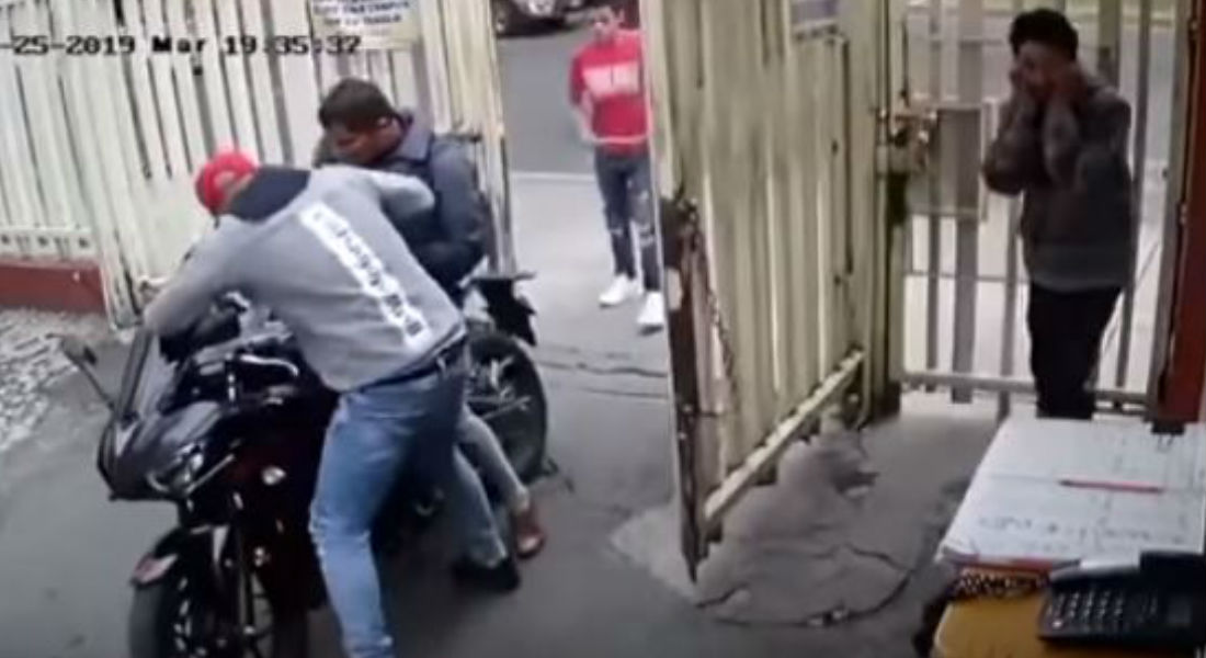 VIDEO: En 30 segundos sujetos se roban motocicleta en La Viga