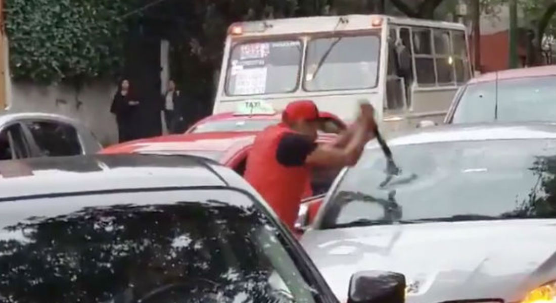 VIDEO: Taxista furioso agrede con un tubo a conductor en Acoxpa
