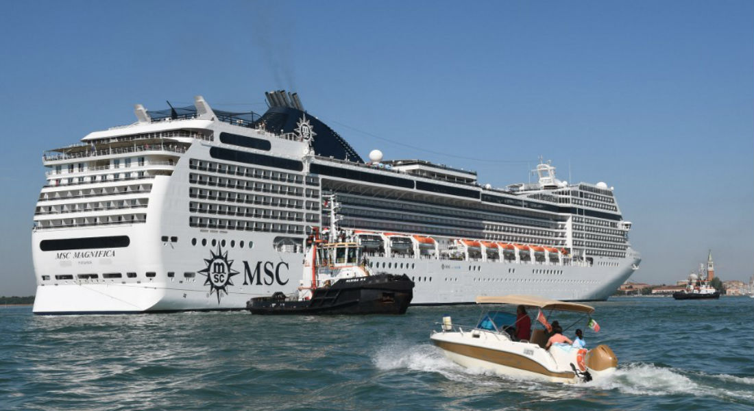 VIDEO: Crucero choca contra muelle en Venecia tras perder el control