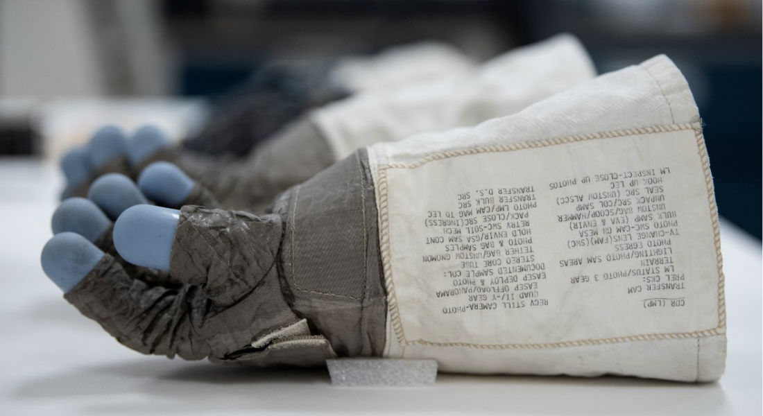 FOTOS: El traje de Neil Armstrong comienza a desintegrarse