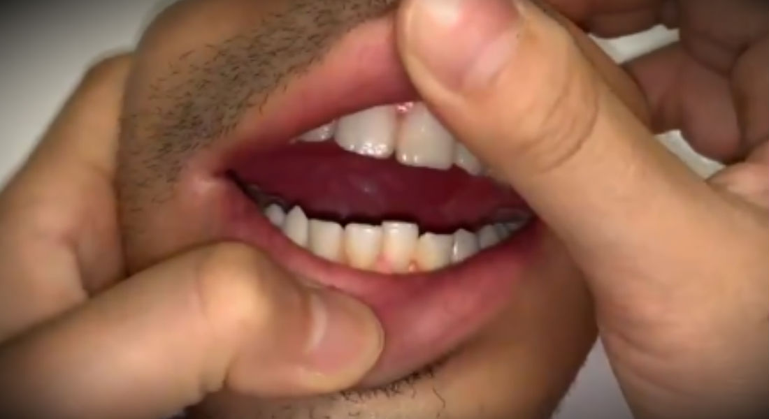 VIDEO: Crean monedero de boca humana que causa terror en redes