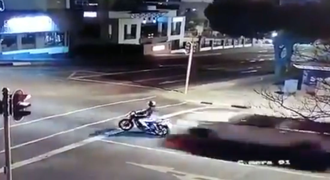 VIDEO: Camioneta embiste a motociclista y lo arrastra… ¡50 metros!