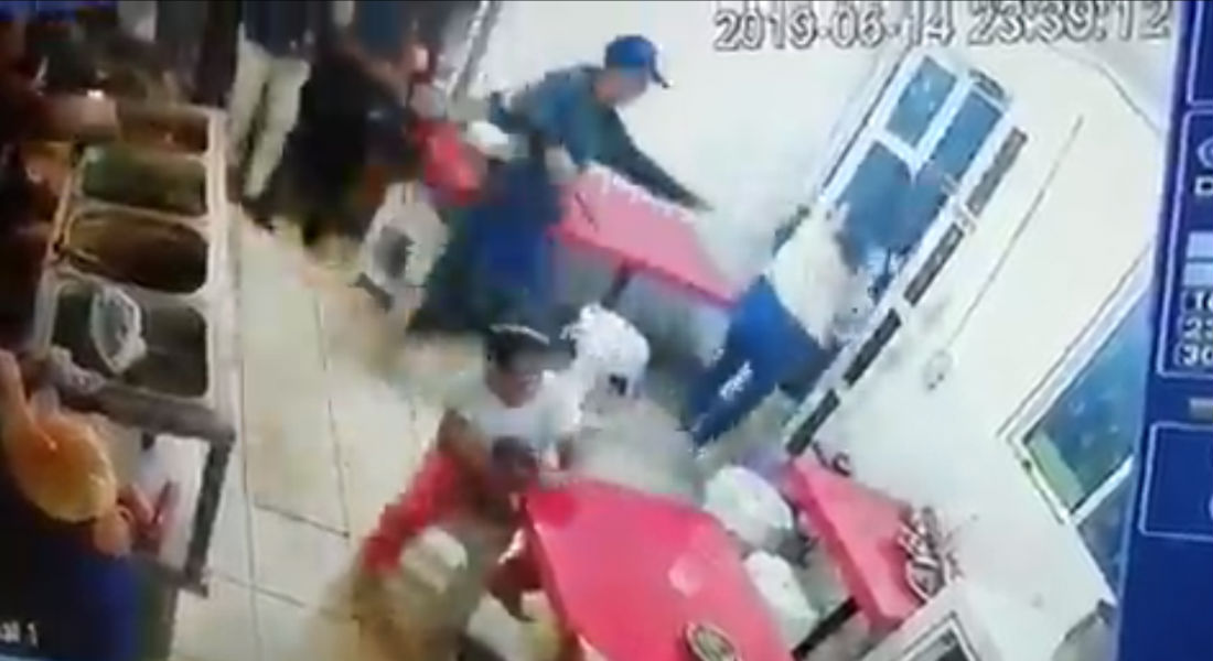 VIDEO: En 30 segundos, rateros asaltan taquería de Iztapalapa