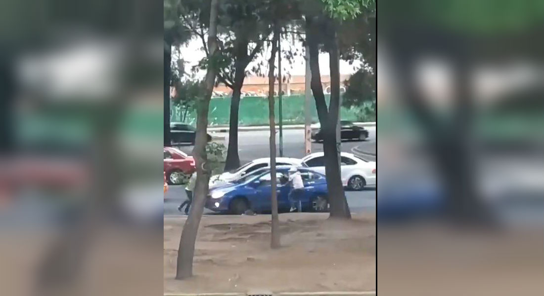 VIDEO: Así escapa automovilista de intento de asalto en Iztapalapa