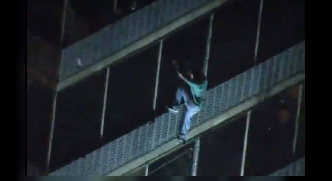 VIDEO: Al estilo Spider Man, sujeto escala edificio para salvarse de morir quemado
