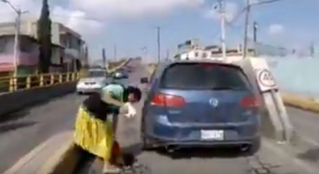 VIDEO: Conductor de un automóvil Golf atropella a un niño y se da a la fuga