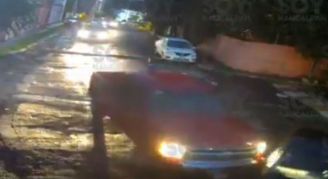 VIDEO: Conductor choca su camioneta para evitar asalto en Naucalpan